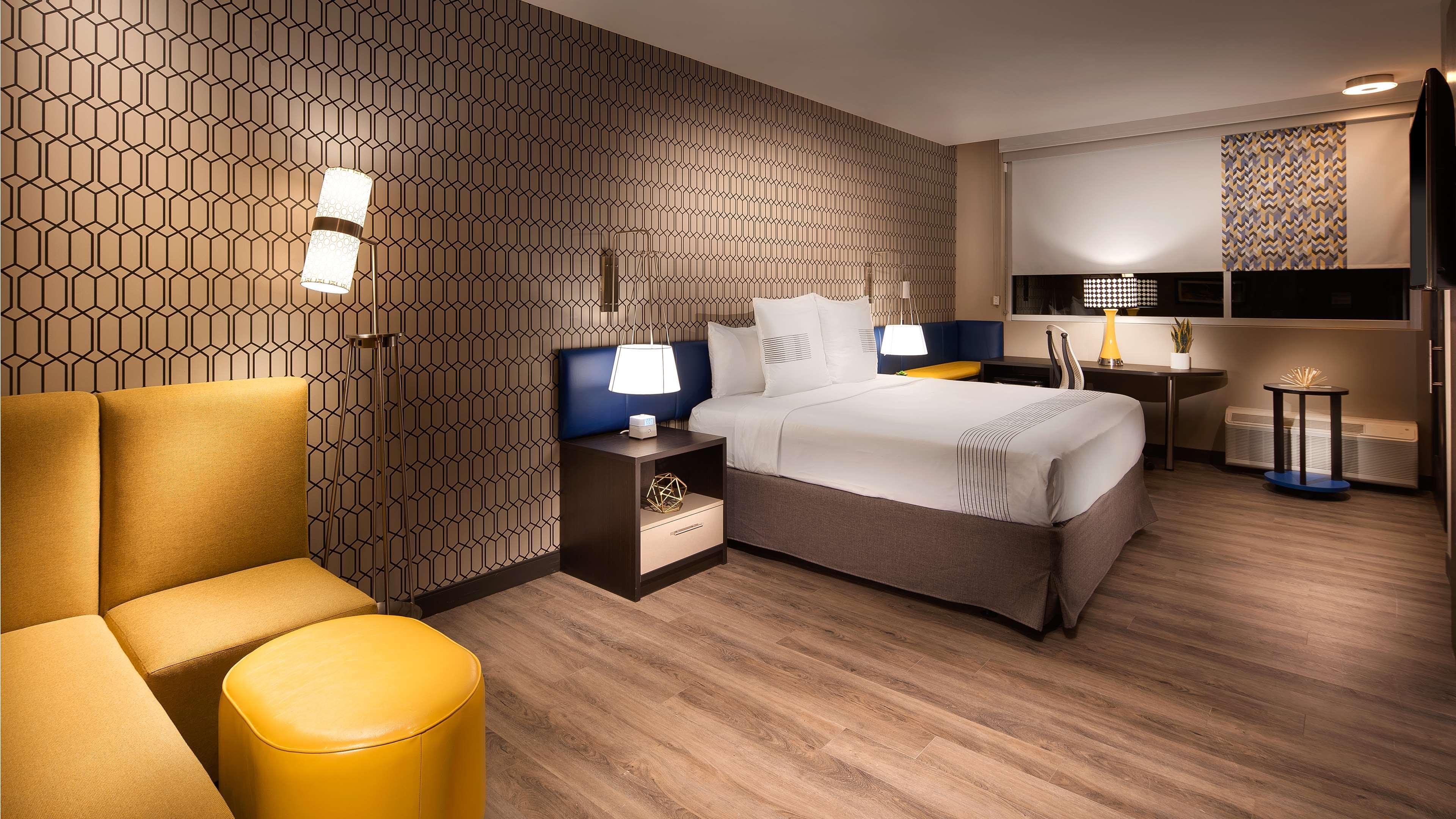 Hotel Glo Western Airport 3*