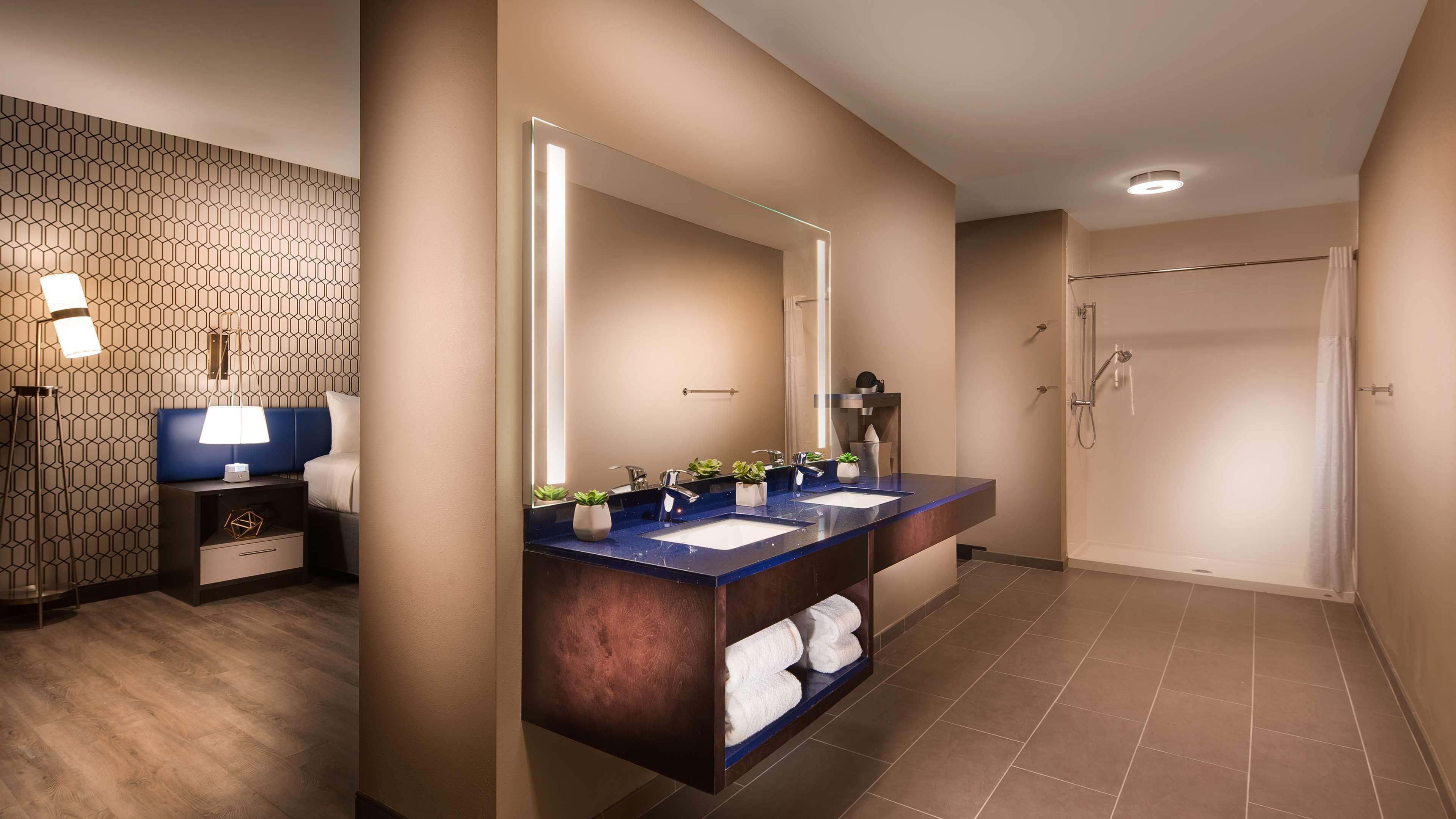 Glo Western Airport Hotel 3*