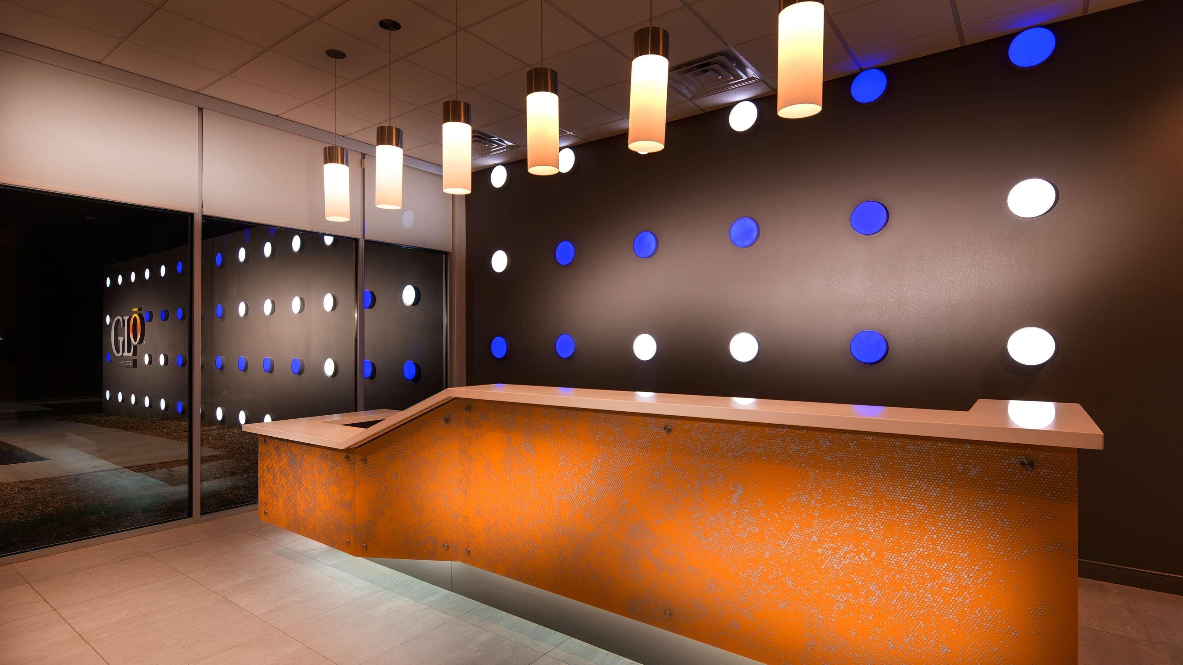 Hotel Glo Western Airport 3*